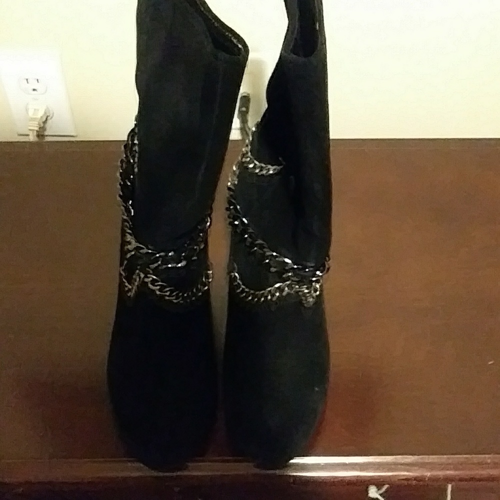 Calf high suede boots